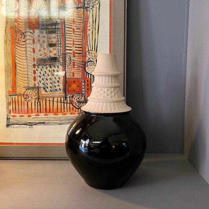 Vaso nero collo bianco
