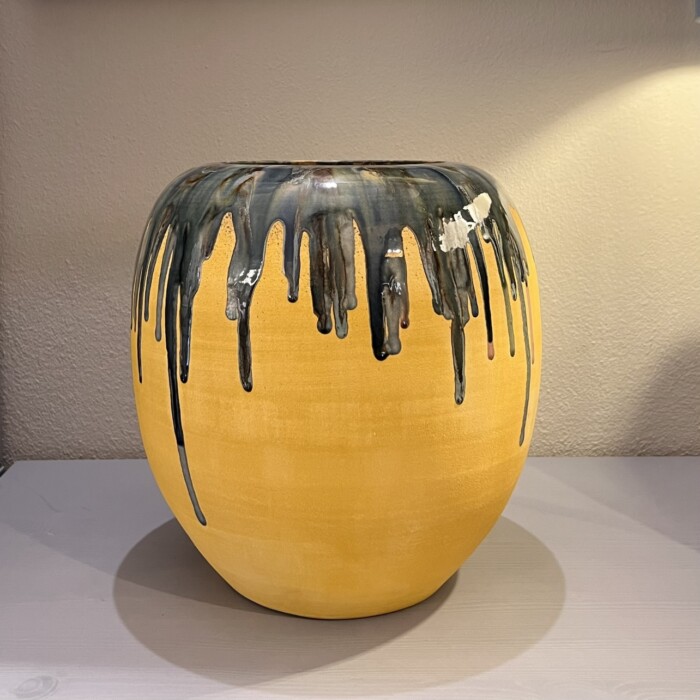 Vaso giallo con colature - immagine 2