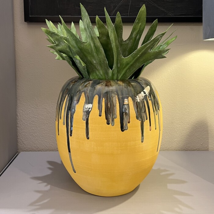 Vaso giallo con colature