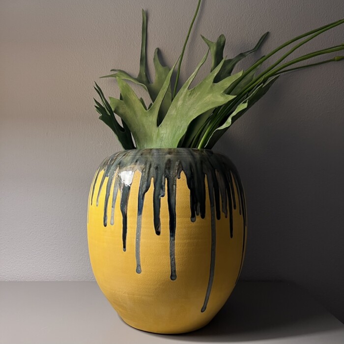 Vaso giallo con colature