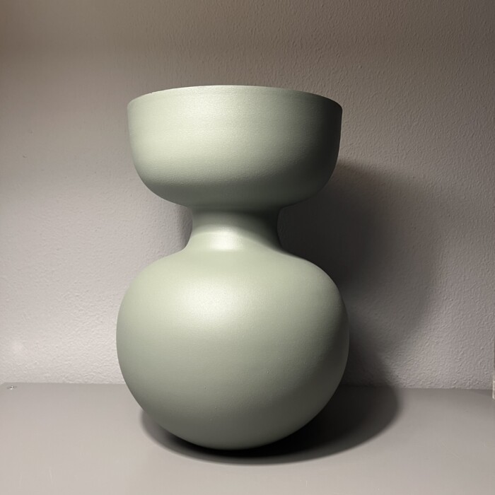 Vaso verde in metallo