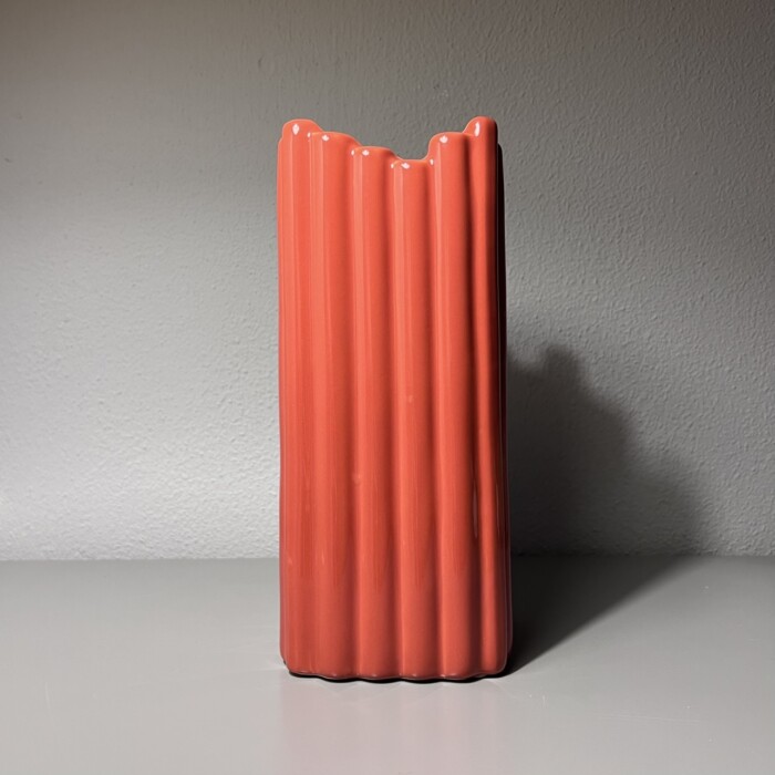 Vaso rosso a coste