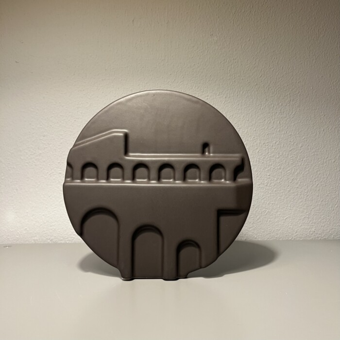 Vaso marrone edificio