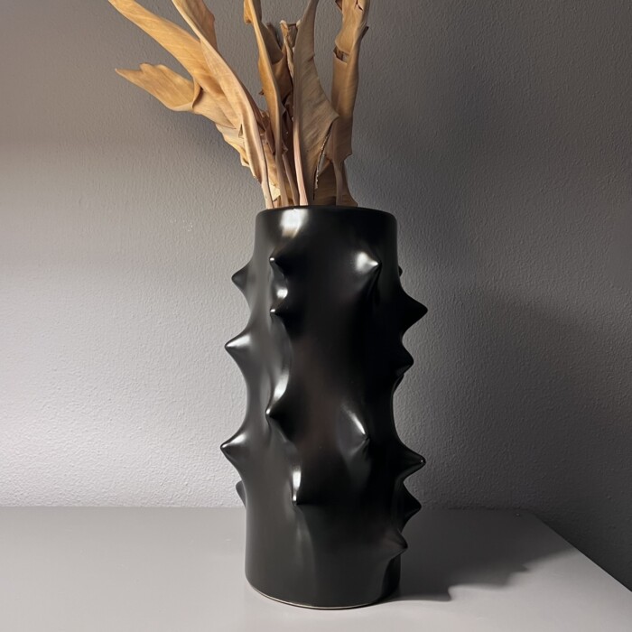 Vaso Nero con Punte in Ceramica
