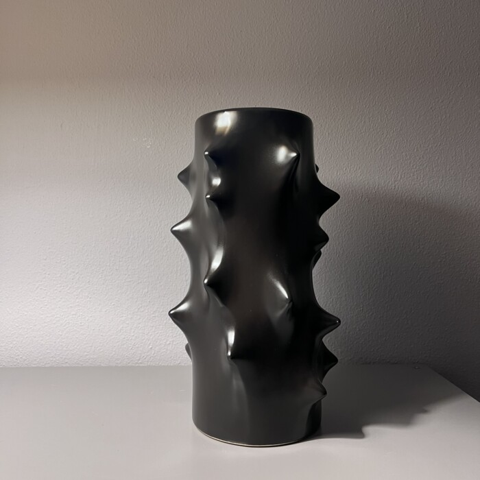 Vaso Nero con Punte in Ceramica - immagine 2