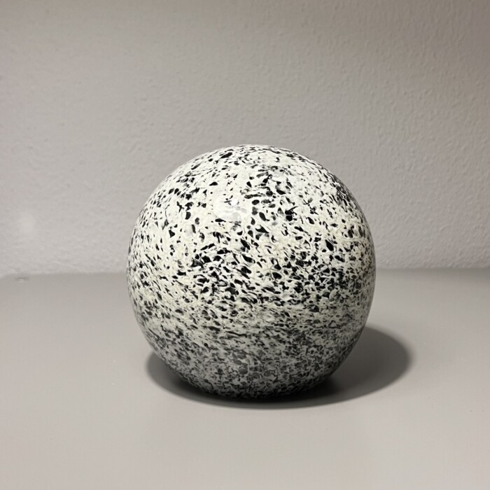 Sfera grigia maculata in vetro
