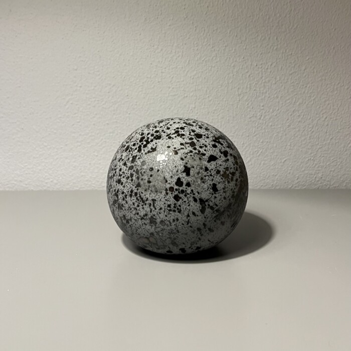 Sfera grigia c/puntini in ceramica