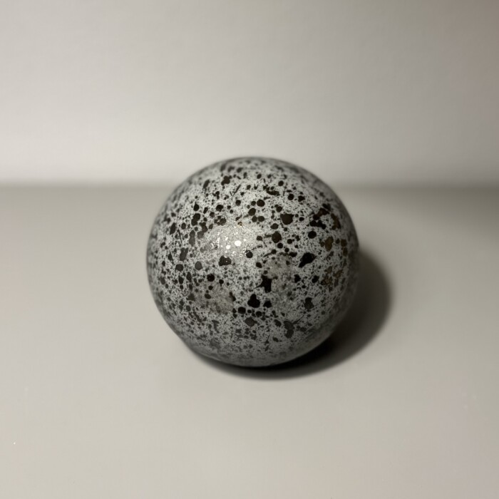 Sfera grigia c/puntini in ceramica - immagine 3