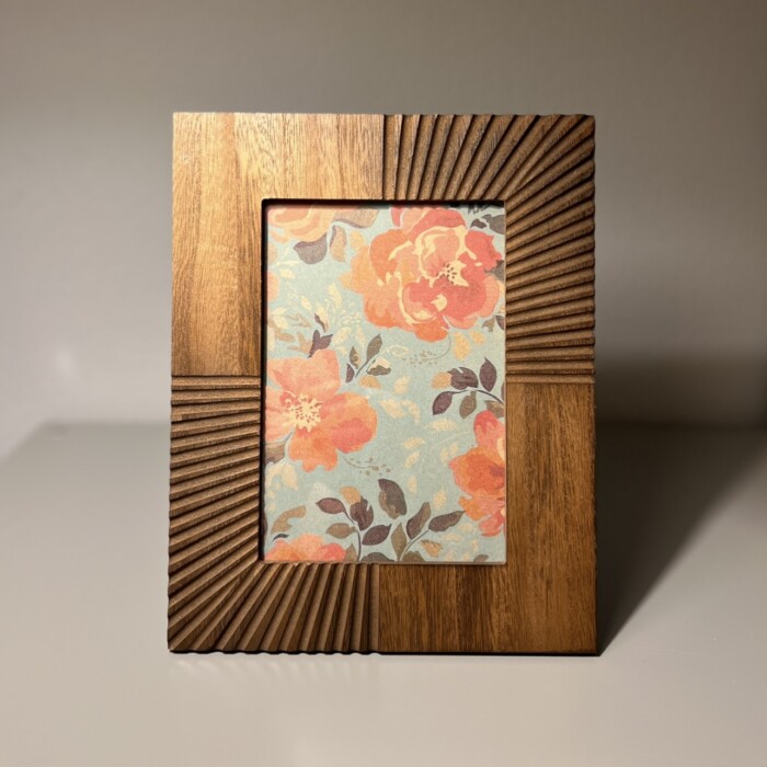 Cornice marrone