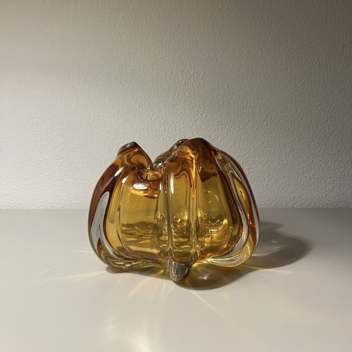 Vaso giallo in vetro